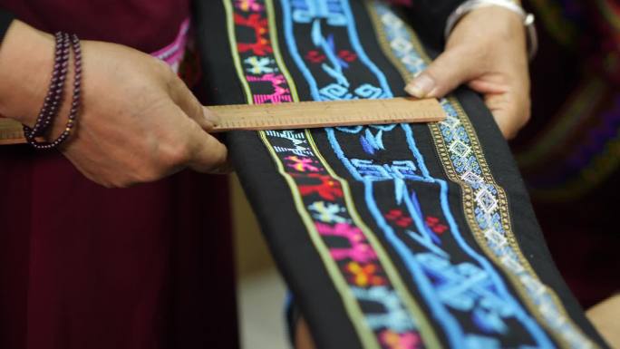 手工刺绣 机器缝制 壮族服饰制作