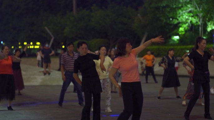 公园阿姨跳广场舞