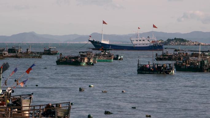农牧业渔业-海上漂浮的渔船