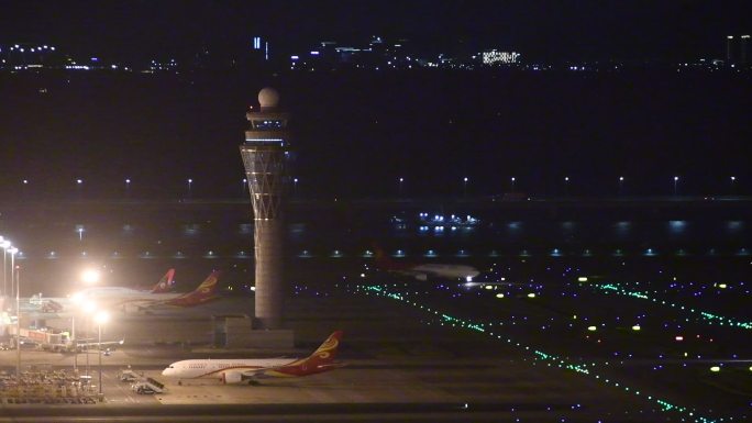 空港夜景飞机在滑行道与跑道处等待起飞指令