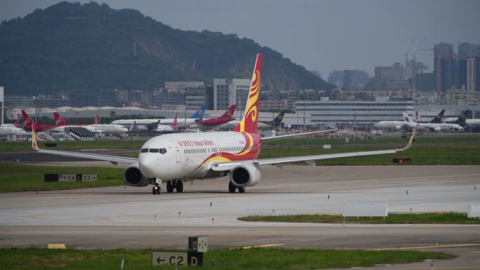 海南航空飞机在滑行道与跑道处等待起飞指令