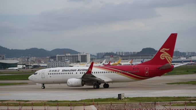 深圳航空飞机在滑行道与跑道处等待起飞指令