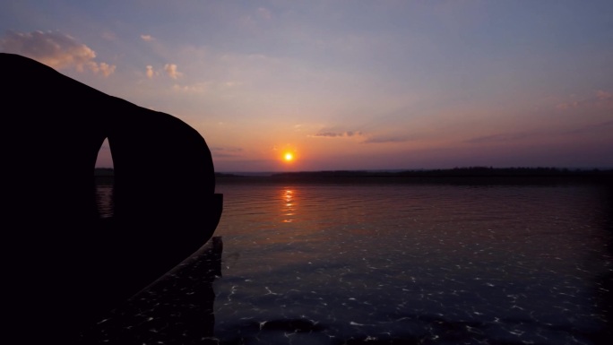 夕阳湖面渔船，水面波光粼粼