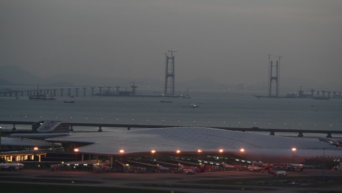 机场大飞机夜幕中起飞高度低于深中大桥主塔
