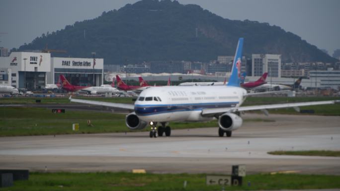 南方航空飞机在滑行道与跑道处等待起飞指令