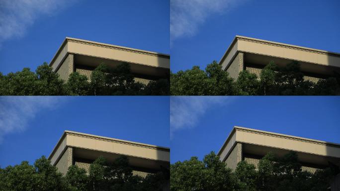 杭州电子科技大学文一校区校园操场蓝天