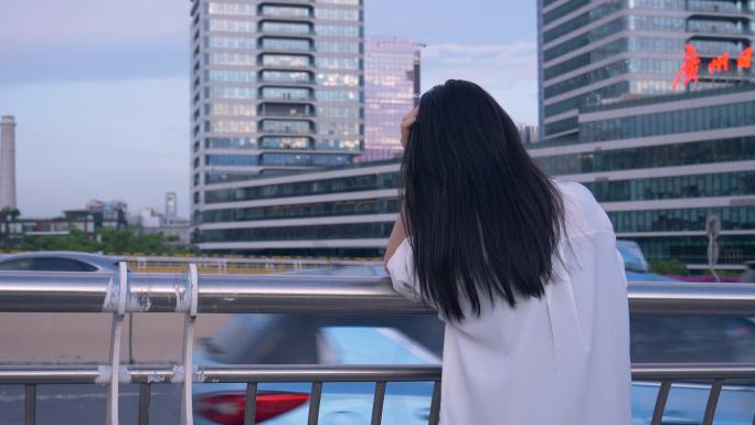 天桥上女孩的背影4k视频素材
