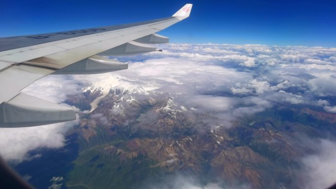飞机上拍摄蓝天白云雪山