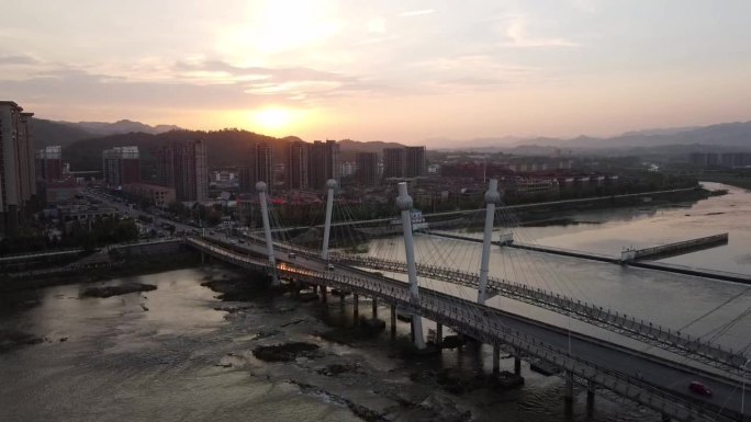 夕阳下的大桥