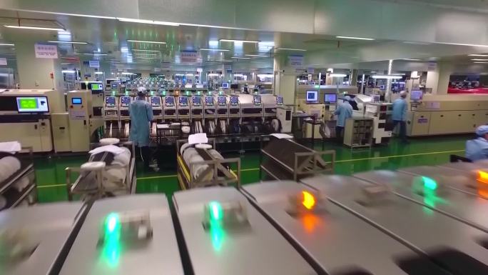 中国工厂内部生产线上的自动化设备和工人
