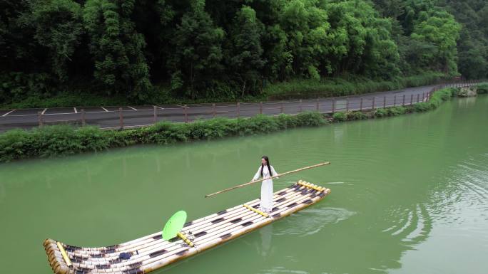 4K三峡竹海水上划竹筏航拍美景视频素材