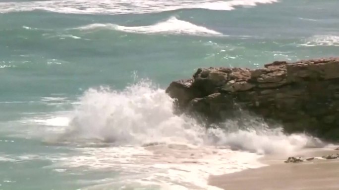 拍打着岩石的海浪