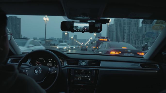 男子开车收听广播行驶在南京长江大桥上