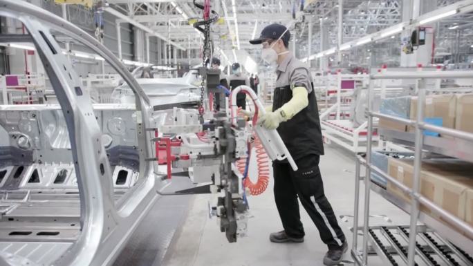 中国工厂内汽车装配生产线工人在工作