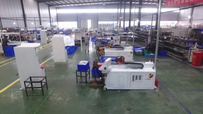中国工厂内部生产线和工人