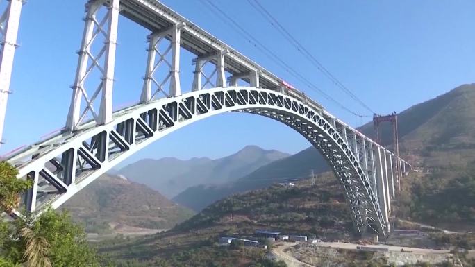 中国云南省乡村铁路桥移镜头