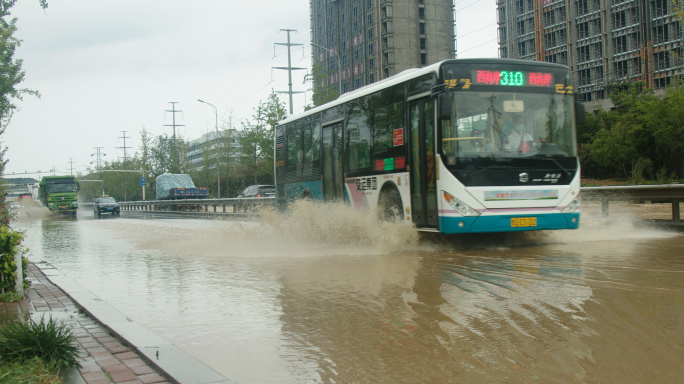 下雨马路积水，公交汽车溅水花