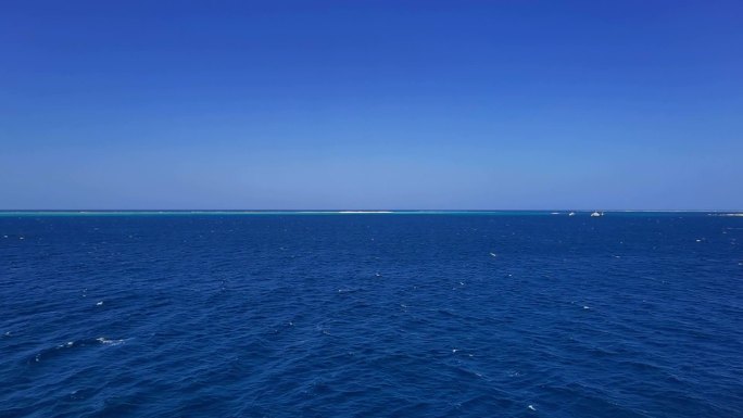 深蓝色的大海