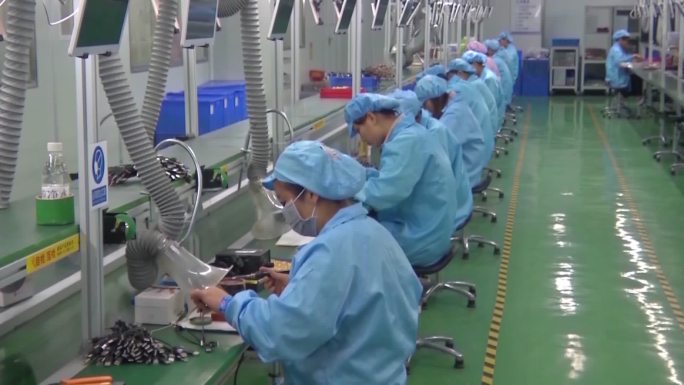 中国工厂内部生产线工作中的工人