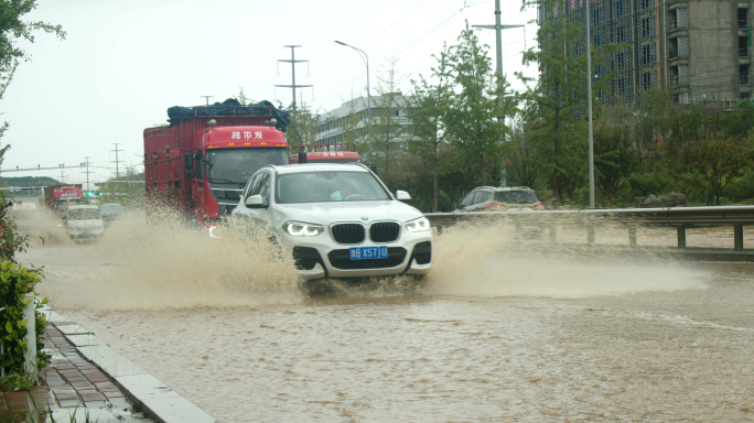 暴雨中行驶的汽车，路面洪水