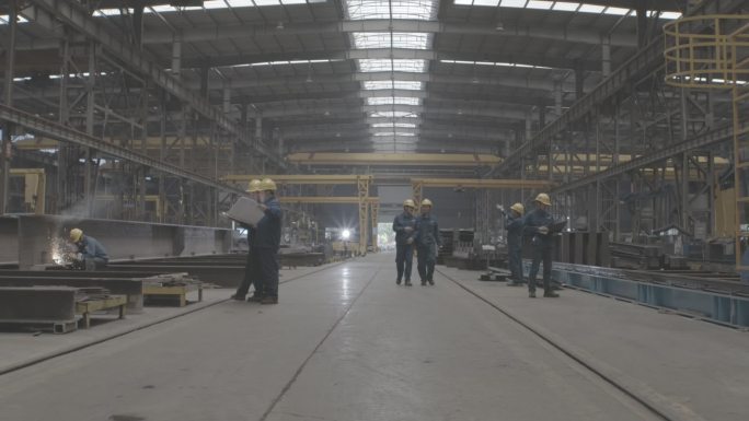 钢铁工人在工厂中工作