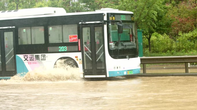 城市内涝，雨中公交车