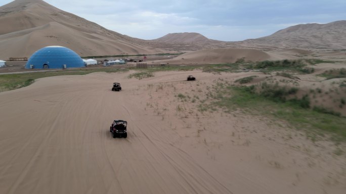 航拍沙漠卡丁车