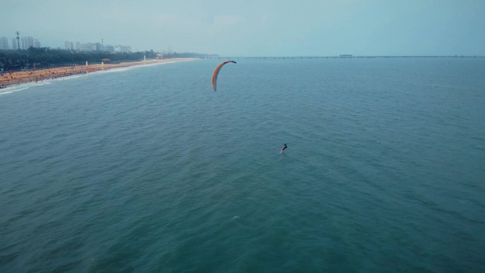 海岸线上滑翔伞冲浪