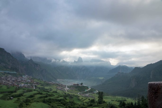 实拍延时4K云雾阳光绿山