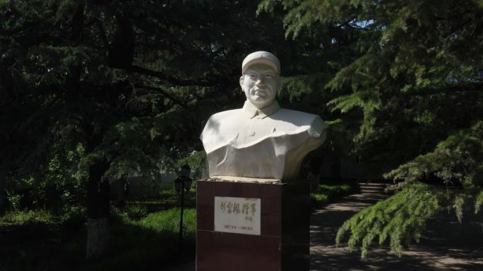 彭雪枫纪念馆雕像全景近景航拍松树