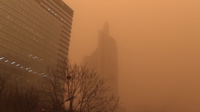 北京沙尘天气下的交通和建筑物