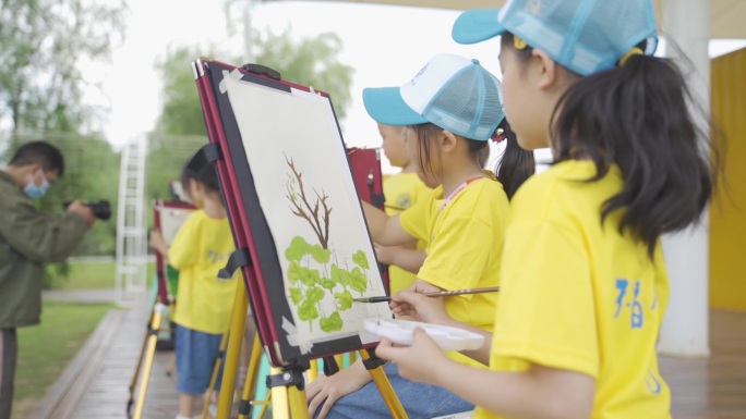 小孩子户外画画，写生采风，美术课，兴趣课