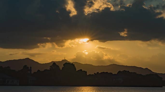 延时拍摄杭州雷锋塔夕阳夕下