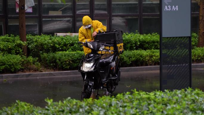 雨中的外卖小哥