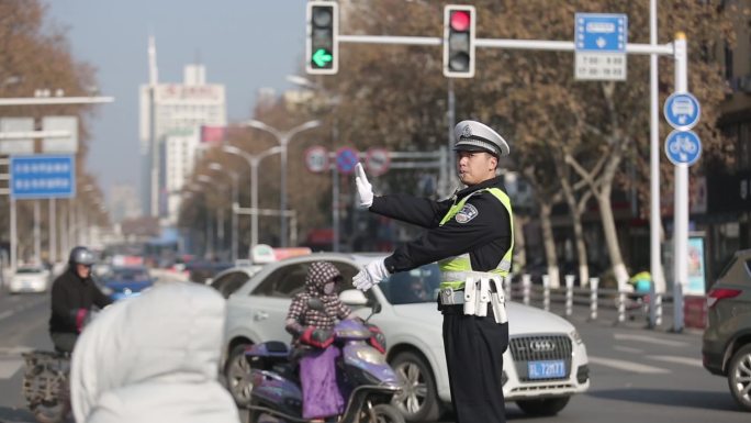 交警十字路口指挥交通