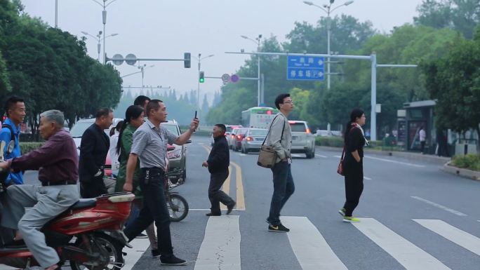 交警人行横道带行人过马路