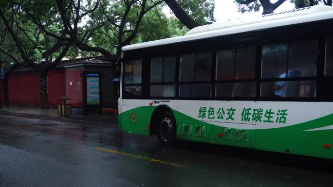 古城雨天街道