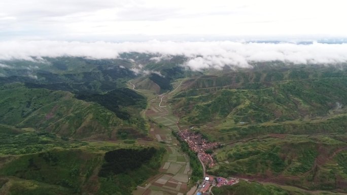 航拍村庄太行山吕梁山地理原野林地山川