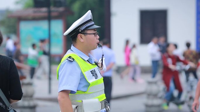 交通警察马路上维持秩序