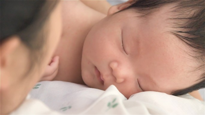 亚洲女性哄睡婴儿