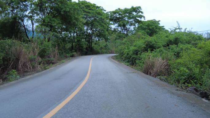 蜿蜒的乡村公路