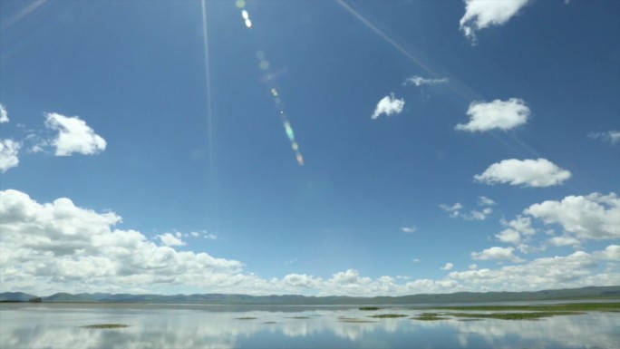 实拍甘南尕海湖风景天空湖水云朵阳光