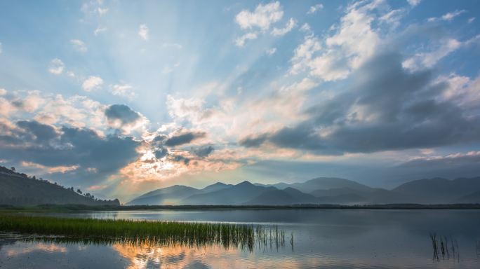 湖面唯美夕阳