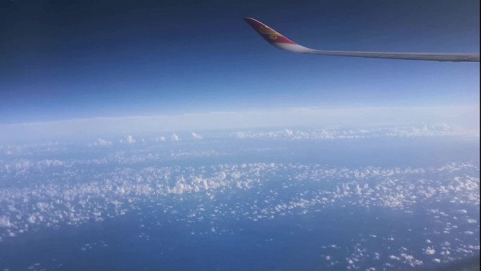 万米高空中看飞机外的蓝天白云，美如仙境