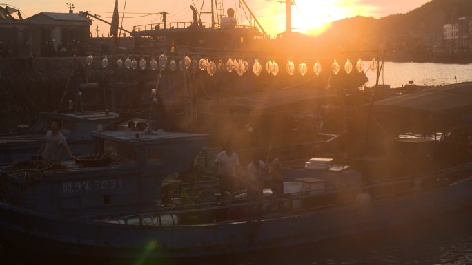 海边渔民渔船日出