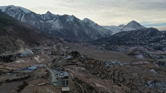 西藏来古冰川下的村庄航拍