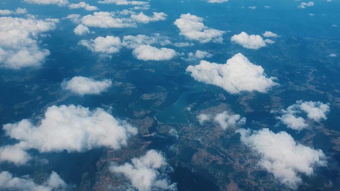 4K云海蓝天飞机上穿越云层高空梦幻旅行