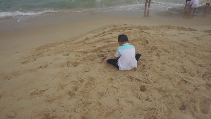 沙滩小孩玩沙