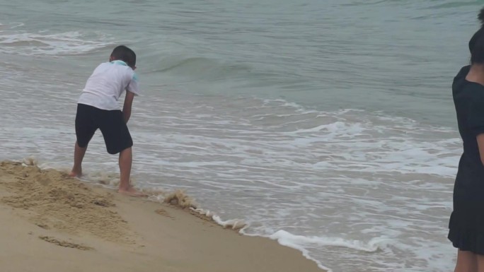 海边小孩玩沙