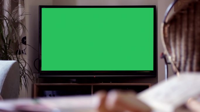 用遥控器打开带有绿色屏幕的电视机
